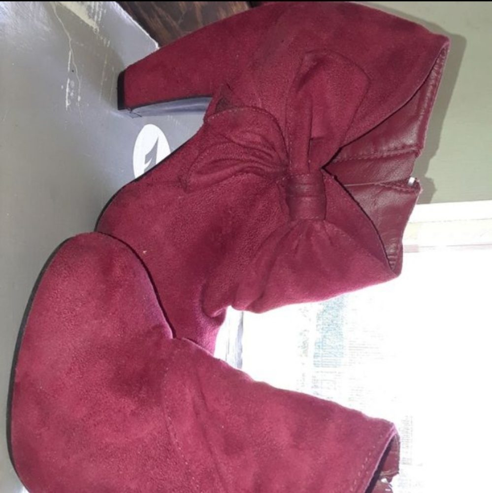 Size 6 burgundy heels
